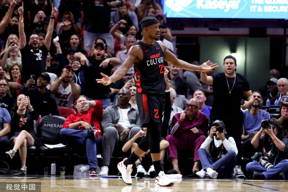 现了他的自 现了他的自